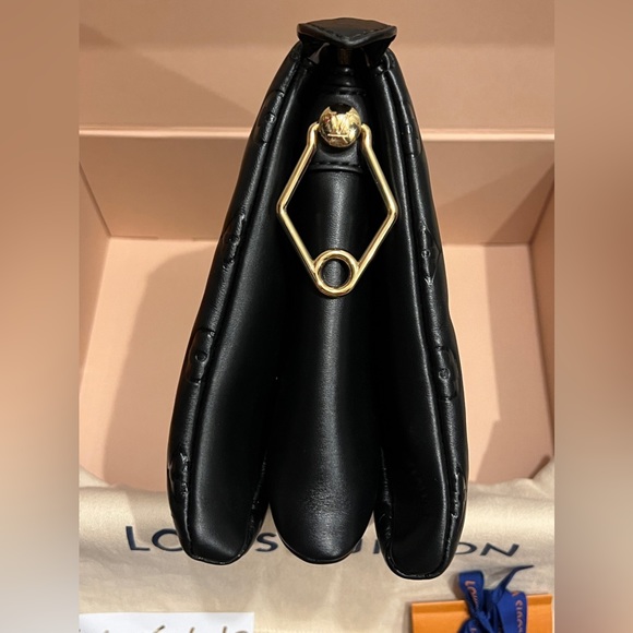 Louis Vuitton Coussin PM in Noir - Picture 7 of 16